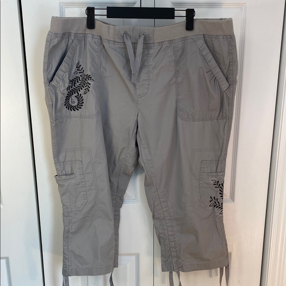 SUKO JEANS, Cargo Capris Pull on Embroidered Pockets Utility 16 Plus